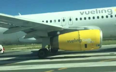 La pista de El Prat se hunde al paso de un avión de Vueling