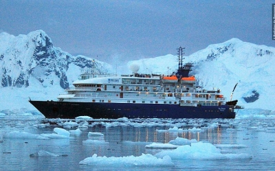 El Sea Spirit fondeado frente a la Base Almirante Brown – Antártida.