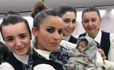Las azafatas del vuelo posaron con la bebé que nació a 12.000 metros de altura.