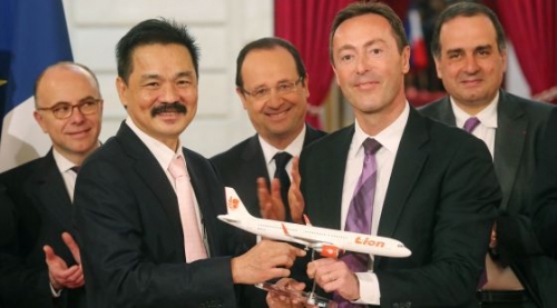 El presidente de Lion Air, Rusdi Kirana, posa con el presidente de Airbus, Fabrice Brégier. Detrás, en el centro, el presidente francés, François Hollande / ap