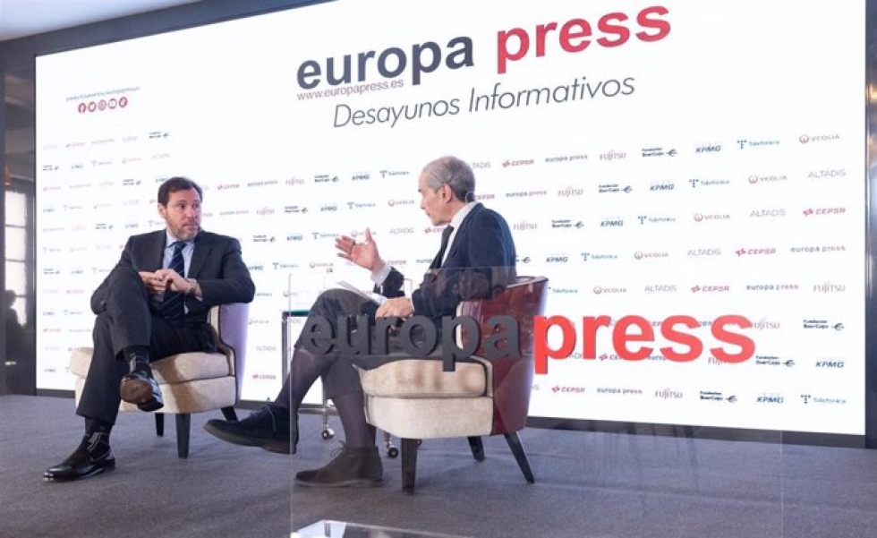 El ministro de Transportes y Movilidad Sostenible, Óscar Puente  y el director de Europa Press, Javier García Vila.