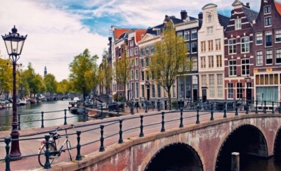 Ámsterdam asfixia un poco más a Booking y Airbnb