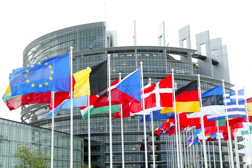 Bruselas defiende la transparencia de acuerdo de aviación con Qatar mientras eurodiputados piden su revisión