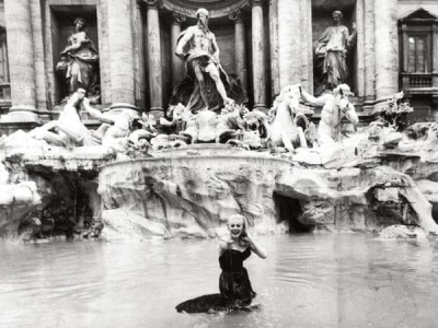 La actriz Anita Ekberg en la Fontana di Trevi en una escena de película de Fellini “La dolce vita”.