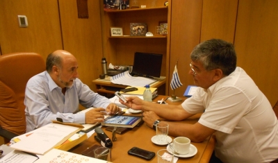 El senador Pablo Mieres presentó proyecto de ley por aranceles de tarjetas de crédito
