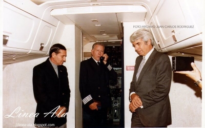 En el centro de la imagen, el Comandante Frankie Watt, a la derecha William Reynal y a la izquierda el Jefe de Aeropuerto.