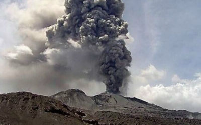 Nueva explosión en volcán Sabancaya de Perú: las cenizas siguen cayendo