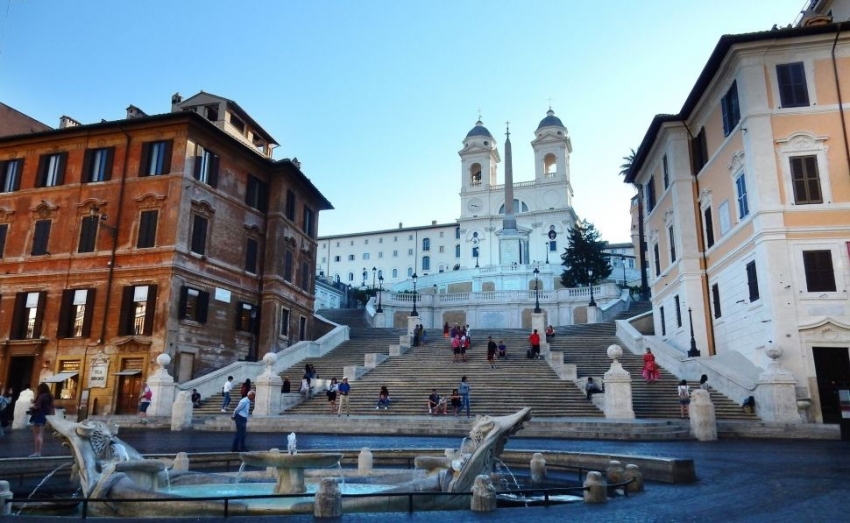 Roma va en serio contra el turismo: 250€ por sentarse en las escaleras
