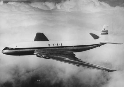 El 2 de mayo de 1952, la British Overseas Airways Corporation (BOAC) estrenó los vuelos comerciales en &quot;jet&quot;, transportando a 36 pasajeros desde Londres a Johannesburgo en el Havilland &quot;Comet&quot;, un avión de cuatro motores (www.aviacionargentina.net).
