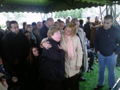 Mientras la sostiene en sus brazos la Ministra Kechichian, Gladys habla despidiendo a Mario aquel triste 1° de julio de 2012 en Parque del Recuerdo