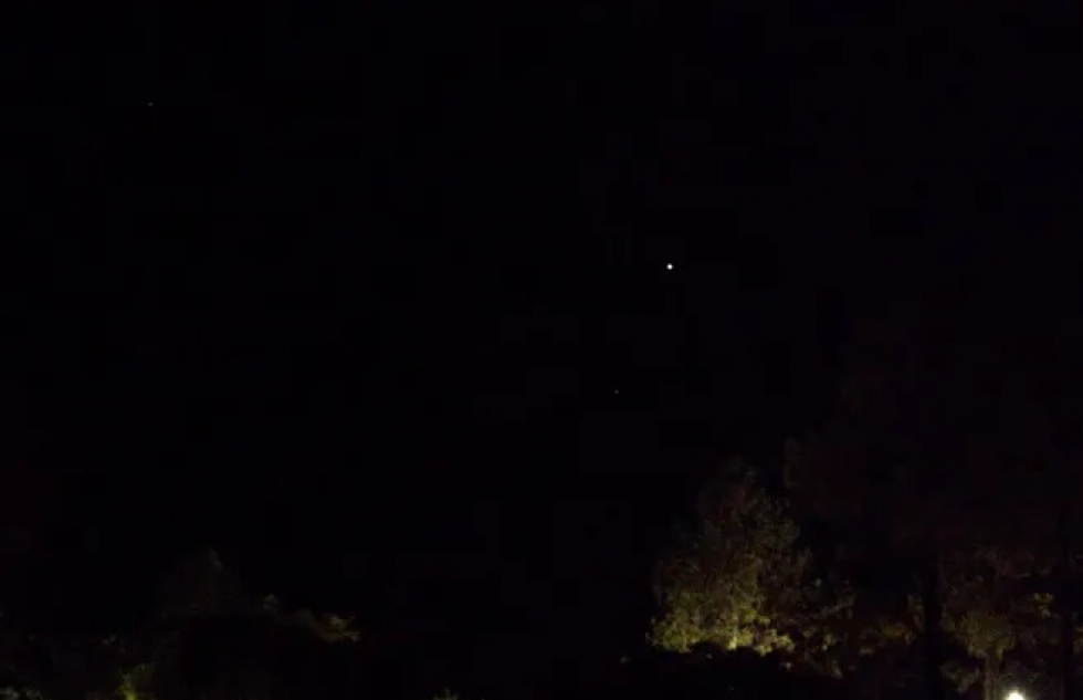 Luces en el cielo nocturno de Paysandú. Captura de video publicado en Youtube el 31 de enero de 2023.