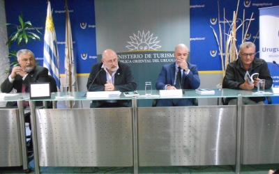 Francisco Rodriguez, AHRU; Juan Martinez, Presidente AHRU; Julio Facal, Asesor AHRU; Carlos Fagetti, Director Nacional de Turismo.