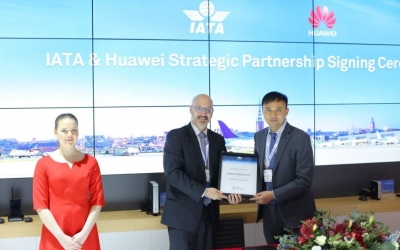 IATA y Huawei firman alianza