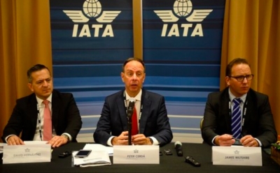 David Hernández, director de Centroamérica, Ecuador y Venezuela; Peter Cerdá, vicepresidente regional de las Américas, y James Wiltshire, economista, de la Asociación Internacional del Transporte Aéreo (IATA).