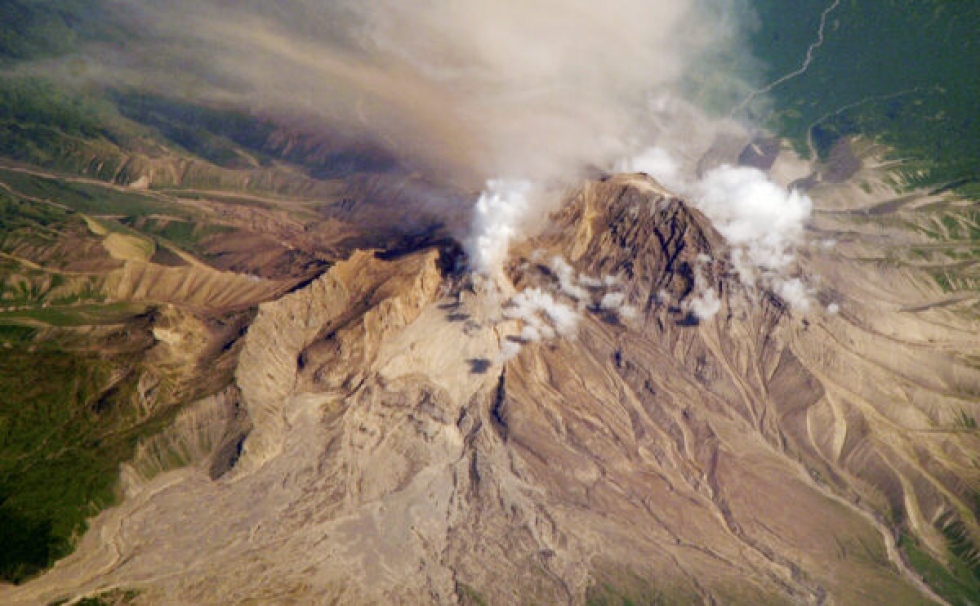 El lanzamiento masivo de cenizas de un volcán afecta la aviación