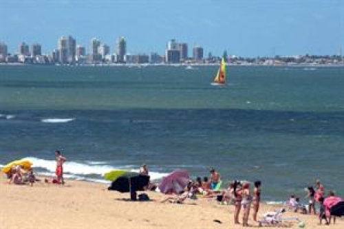 Punta del Este es la ciudad que genera mayores ingresos por la llegada de turistas argentinos. Foto: Archivo / AFP