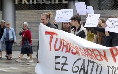 Un grupo de jóvenes protesta frente al museo San Telmo de San Sebastián.