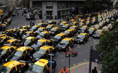 Un corto (por suerte) viaje en taxi hablando de Uber