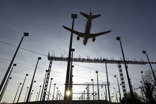 La industria aérea ganará 2.273 millones este año, menos de la mitad que en 2011, según la IATA