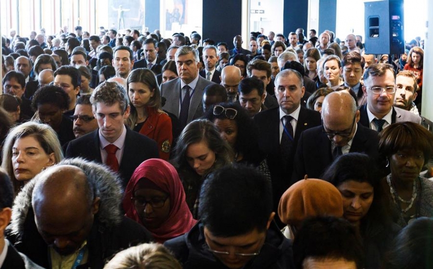 Empleados de las Naciones Unidas guardan un minuto de silencio en memoria de los 21 trabajadores fallecidos en el vuelo de Ethiopian.