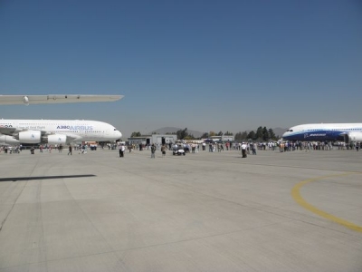 En la pista, los dos colosos frente a frente: el Airbus 380 y el Boeing 787 Dreamliner y el 