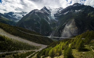 El puente suizo tiene 494 metros de largo y es parte de una ruta de trekking entre Grächen y Zermatt.