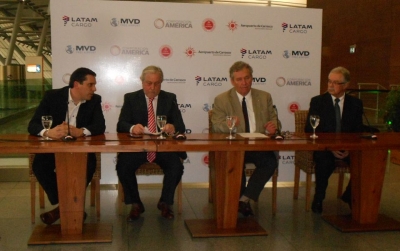 Bruno Guella, director de MVD Free Airport; Jorge Baccino, gerente general de Latam Cargo;  Peter Maddenes, embajador de Bélgica; Jorge Menendez, Ministro de Defensa.