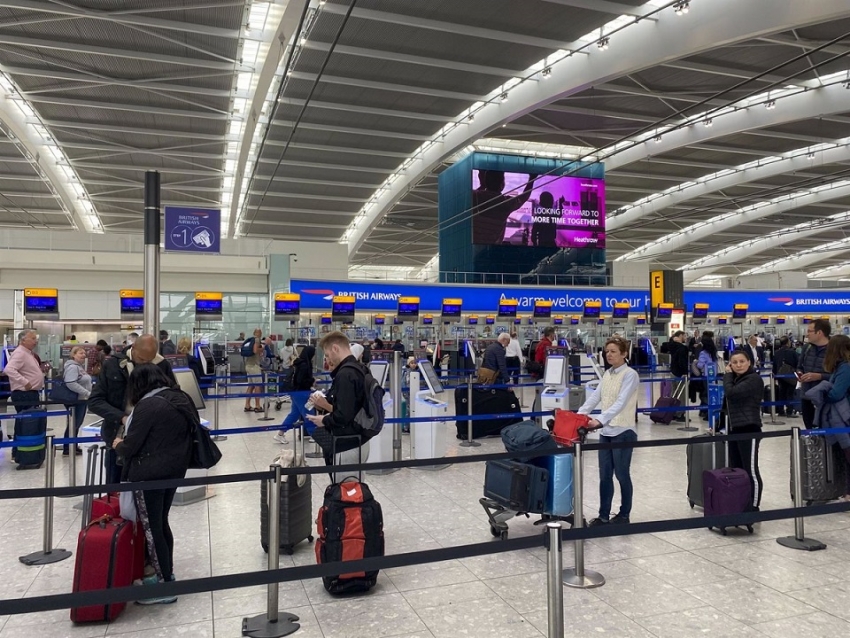 Heathrow limita su capacidad a 100.000 pasajeros diarios y pide a las aerolíneas no vender más billetes de verano