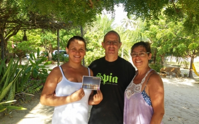 La uruguaya Aidee Santo entrega su postal a un italiano y su esposa en Brasil.