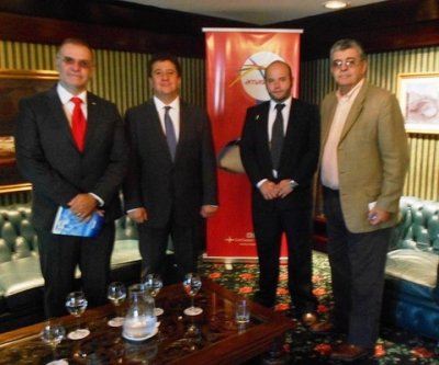 De izquierda a derecha: El Gerente General en Uruguay de Amaszonas Carlos Pera; el Vicepresidente Luis Vera y el Gerente Comercial Diego Urioste con nosotros, cuando fuera presentada a la prensa la aerolínea boliviana en Montevideo