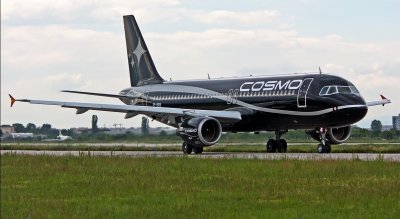 Todo indica que el color del avión de Cosmo hace juego con el culebrón de la empresa en Uruguay