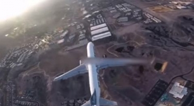 Drone vuela sobre avión de Frontier en aproximación