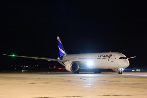“La gente salió volando”, terror en un avión de Latam que sufrió un incidente técnico
