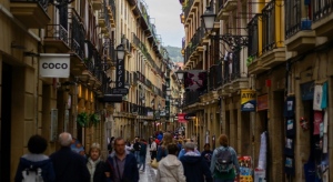 Calle concurrida en el centro hist&oacute;rico de San Sebasti&aacute;n.