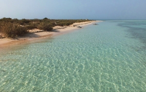 Una playa saud&iacute; sobre el mar Rojo.