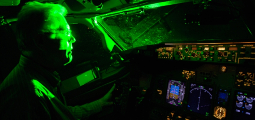 FAA: en 2021 se bati&oacute; r&eacute;cord de ataques con l&aacute;ser hacia aviones