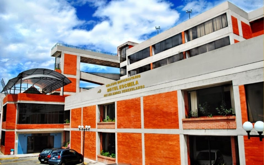 Reto y respuesta de escuelas de turismo ante la lucha Humanismo vs. Inteligencia artificial