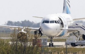 Finaliza sin v&iacute;ctimas secuestro de avi&oacute;n egipcio