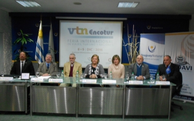 Mariano Giudice, Giganet; Giorgio Valenti, Presidente AUDAVI; Elizabeth Villalba, Directora de Turismo de Montevideo; Liliam Kechichian, Ministra de Turismo; Benjam&iacute;n Liberoff, Subsecretario de Turismo; Juan Martinez, Presidente de CAMTUR; Roque Baudean, ENCOTUR.