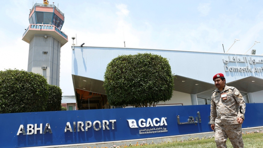 Un oficial de seguridad junto al aeropuerto de Abha, en Arabia Saudita, despu&eacute;s del ataque perpetrado por los hut&iacute;es de Yemen, 13 de junio de 2019.