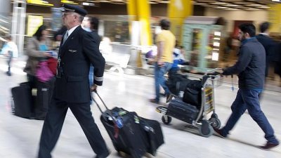 ¿Cuánto cobra un piloto de una aerolínea?