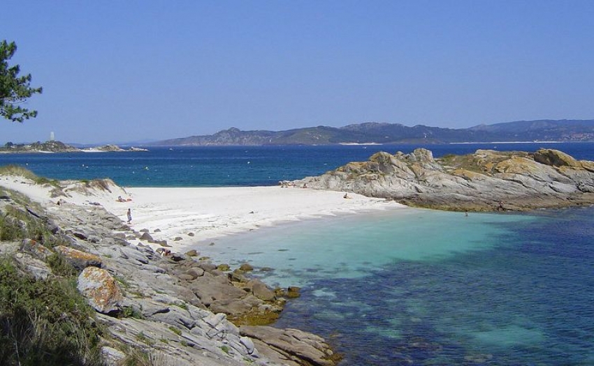 Playa de los Vi&ntilde;os en Monteagudo, Islas C&iacute;es, Galicia, Espa&ntilde;a.