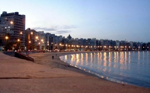 Econom&iacute;as argentina y brasile&ntilde;a versus turismo en Uruguay