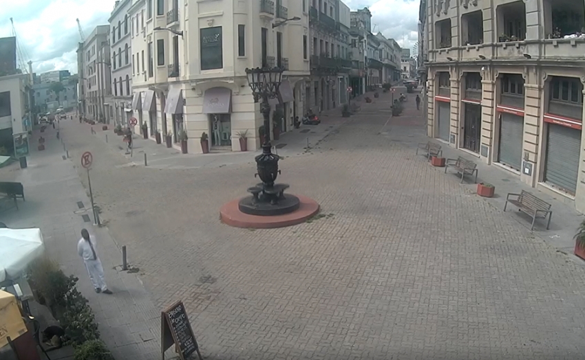 Peatonal en la zona del Mercado del Puerto, Ciudad Vieja, Montevideo.