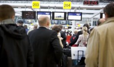 Aeropuertos de EE.UU. tomarán temperatura a viajeros que lleguen de África