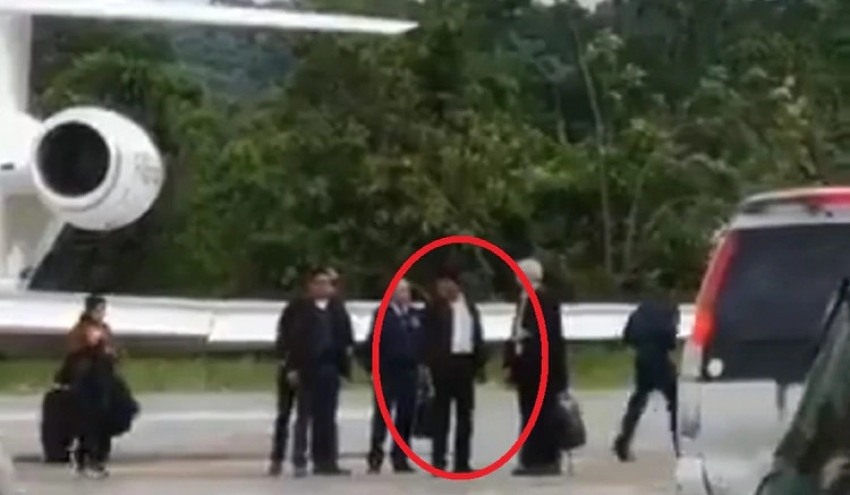 El momento en que Evo Morales descend&iacute;a del avi&oacute;n presidencial en Cochabamba.