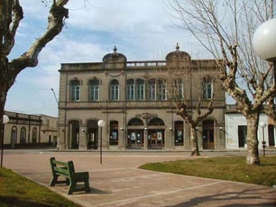 El emblem&aacute;tico Teatro Sociedad Uni&oacute;n de San Carlos, donde se desarroll&oacute;  la reuni&oacute;n de la CAMTUR. Est&aacute; prevista la remodelaci&oacute;n y el Alcalde Gregorio Quintana anunci&oacute; que el Municipio ya cuenta con un mill&oacute;n trescientos mil d&oacute;lares para la misma.