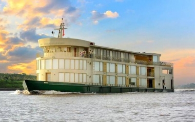 El lujoso Amazon Discovery fue asaltado por un grupo de piratas de r&iacute;o.