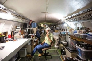 Este hombre convirti&oacute; un Boeing 727 en medio de un bosque en su asombrosa casa
