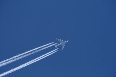 Científicos crean un combustible de avión a partir de agua, aire y energía solar